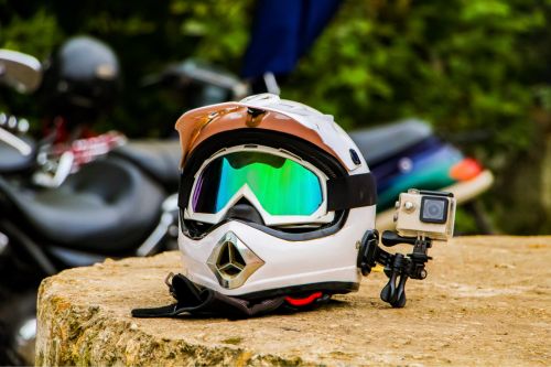 Montaż kamery motocyklowej: na kasku czy motocyklu? Co wybrać?