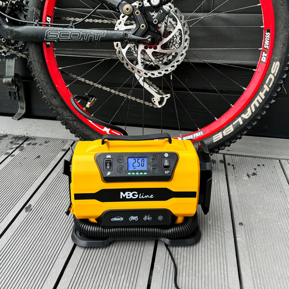 Kompresor samochodowy MBG line 845 PRO - sprężarka 12V/230V z funkcją dmuchawy - Latarka LED