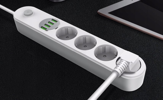 Przedłużacz SE4432, listwa zasilająca 2500W na 4 gniazda + 4x USB
